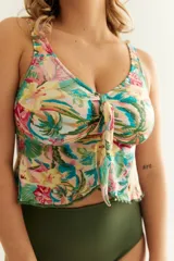 Top musculosa con estampado de hojas de palmera y flores, con nudo regulable en el escote y bolsillo interno para colocar copa removible o prótesis externa.