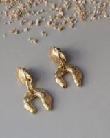 Aros colgantes con forma de hojas, realizados en bronce y alpaca, con pernos y cierres mariposa de plata 925.