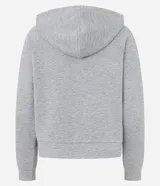 Campera deportiva de microfibra en color gris melange, con cierre frontal, capucha ajustable con cordones, mangas largas y bolsillos tipo canguro.