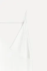 Top blanco de breteles finos con escote en V y abertura lateral.