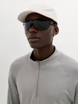 Lentes de sol deportivos tipo máscara con montura envolvente negra y cristales oscuros espejados.