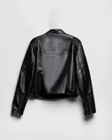 Campera estilo motero de símil cuero color negro, con cuello alto, cierre frontal asimétrico, bolsillos con cierre y detalles acolchados en los hombros.