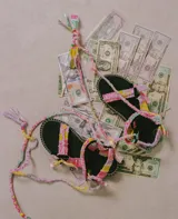 Sandalias planas Arizona Love modelo Trekky, hechas a mano con tiras de tela multicolor con estampado de bandana y suela de goma eva.