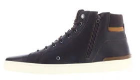Botas de hombre Freeway Casual, color marrón oscuro, con diseño de caña media, cordones y suela blanca. Presenta detalles en cuero sintético y una etiqueta de la marca en la lengüeta.
