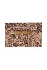 Sobre de mano con diseño cuadrado y estampado animal print de leopardo. Cuenta con una estructura rígida y una manija metálica dorada integrada en la parte superior.