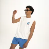 Musculosa marrón con estampado de palmera y texto "Pulau" en el pecho.