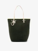 Bolso tipo tote de chenilla color verde oscuro con ribete amarillo. Tiene dos correas de hombro color crema, compartimento principal con bolsillos internos y apliques metálicos con el logo de la marca.