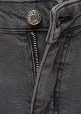 Jeans Sienna de tiro medio y corte flare con diseño crop, estilo vaquero en color gris, con cinco bolsillos, trabillas para cinto y cierre delantero de cremallera y botón.