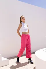 Musculosa blanca de algodón con cuello alto y corte cropped.