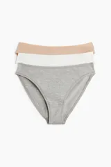 Pack de tres vedetinas de algodón suave con cintura estándar y refuerzo interior. El set incluye una prenda color gris melange, una blanca y una color nude.