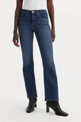 Jeans de tiro medio color azul oscuro, corte ajustado en la cadera y muslo, con pierna bootcut.