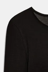 Camiseta de manga larga con cuello redondo y corte ajustado, confeccionada en algodón Supima.