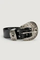 Cinto de cuero negro con hebilla, pasador y puntera metálicos de estilo western, con diseño grabado en relieve y detalles de piedras oscuras.