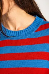 Sweater de punto con diseño de rayas horizontales en azul y rojo, cuello redondo y puños con terminación en color marrón.