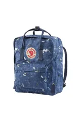 Mochila Fjallraven Kanken Art azul con estampado de animales y plantas en blanco. Confeccionada en tejido G-1000 Eco S de poliéster reciclado y algodón orgánico. Tiene asiento extraíble, reflector en el logotipo y bolsillos frontales. El interior tiene una etiqueta para completar con nombre y dirección.