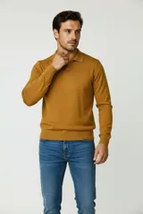 Sweater de punto color camel, con cuello polo y manga larga, de corte clásico y tejido texturizado.