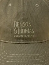 Gorra de gabardina color azul marino con logo bordado en el frente.