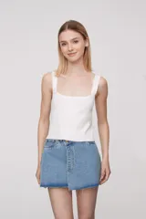 Top blanco de bretel ancho y tejido de punto.