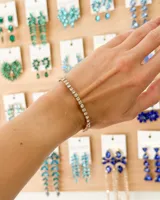 Pulsera elastizada dorada con strass engarzados.