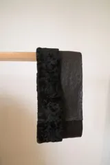 Cuello de cuero negro con interior de corderito sintético negro.