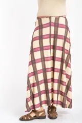 Falda maxi con estampa a cuadros en tonos beige, bordó y marrón, de corte largo y fluido.