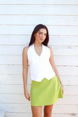 Minifalda de lino con corte en A y cierre lateral invisible.