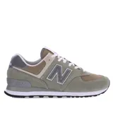 Championes New Balance modelo ML574EGG, color verde oliva, beige y gris, confeccionados en gamuza y malla, con logo "N" característico en los laterales y entresuela ENCAP.