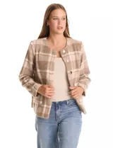 Chaqueta de corte recto y cuello redondo, confeccionada en tejido aterciopelado con estampado de cuadros en tonos beige y marrón. Presenta cierre frontal con botones metálicos circulares, bolsillos tipo parche en el frente y forro interno a tono.