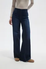 Pantalon de jean estilo oxford de tiro alto, con costuras verticales frontales y ruedo deshilachado.