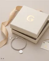 Pulsera de plata 925 compuesta por pequeñas esferas metálicas y un dije colgante de forma cuadrada con la inscripción I Love Baby.