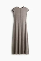 Vestido midi de punto color marrón, con escote redondo, mangas japonesas, jaretas cosidas al frente y falda con ligero vuelo.