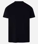 Remera negra de corte regular, confeccionada en algodón más sostenible, con cuello redondo, manga corta y estampado de carpinchos jugando rol.