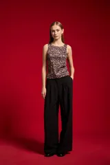 Musculosa blanca de corte ajustado, con cuello redondo y diseño sin mangas.
