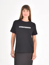 Remera de algodón color negro, de corte clásico con cuello redondo y mangas cortas. Presenta la palabra 'UNBOTHERED' estampada en letras blancas en el centro del pecho.