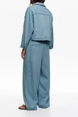 Pantalón de mezclilla negro de corte wide leg, con diseño holgado y tiro bajo.