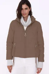 Campera puffer color crema con relleno de poliéster, cierre frontal y bolsillos laterales con cierre.