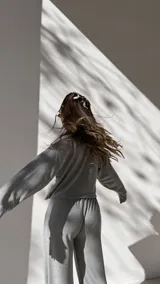 Buzo de corte cropped y diseño holgado, confeccionado en tejido waffle de algodón. Presenta cuello redondo y mangas largas con puños ajustados.