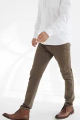 Pantalón de calce comfort confeccionado en tejido sateen con algodón y spandex. Terminación peach touch y teñido garment dye que aporta suavidad y un acabado único.