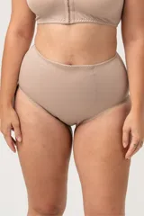Bombacha tiro alto color piel, con refuerzo en la zona abdominal y confeccionada con tela suave que contiene fibra LYCRA® reforzada.