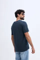 Remera de algodón con efecto lavado de estilo vintage, color marrón, con diseño de estampado tipográfico en el pecho.