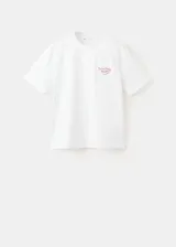 Remera blanca de manga corta y cuello redondo, confeccionada en algodón 100%. Presenta un pequeño bordado en el pecho.