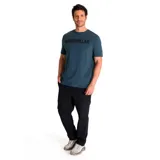 Remera de hombre color azul petróleo con logo de Caterpillar estampado en negro en el pecho. Corte clásico y mangas cortas.