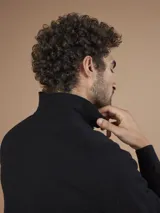 Sweater negro de punto con cuello polo y mangas largas.