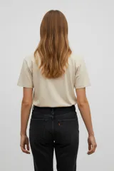 Remera de algodón con cuello redondo a la base y mangas cortas. Presenta un diseño holgado con estampado frontal en forma de estrella que incluye la frase The Rockstar.