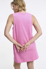 Vestido corto a rayas horizontales blancas y negras, sin mangas y con cuello redondo.