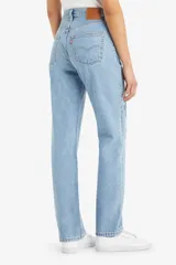 Pantalón de jean celeste con apliques florales geométricos en tonos azules y blancos.