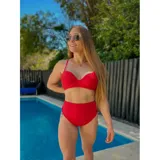 Bikini de dos piezas color amarillo, compuesto por un corpiño tipo triángulo con aros y una bombacha de tiro medio estilo culotte.