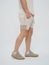 Bermuda Umbro de hombre, color beige, confeccionada en tejido de algodón con bolsillos laterales y cintura elástica con cordón de ajuste.