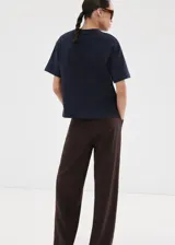 Camiseta oversize de algodón color azul marino, con cuello redondo y mangas cortas.