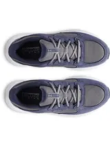 Championes de running Under Armour modelo Charged Versurge, color azul marino con detalles en gris y suela blanca. Presentan una parte superior resistente con revestimientos de gamuza sintética y base textil, plantilla Deluxe Comfort System y mediasuela Charged Cushioning para mayor amortiguación.